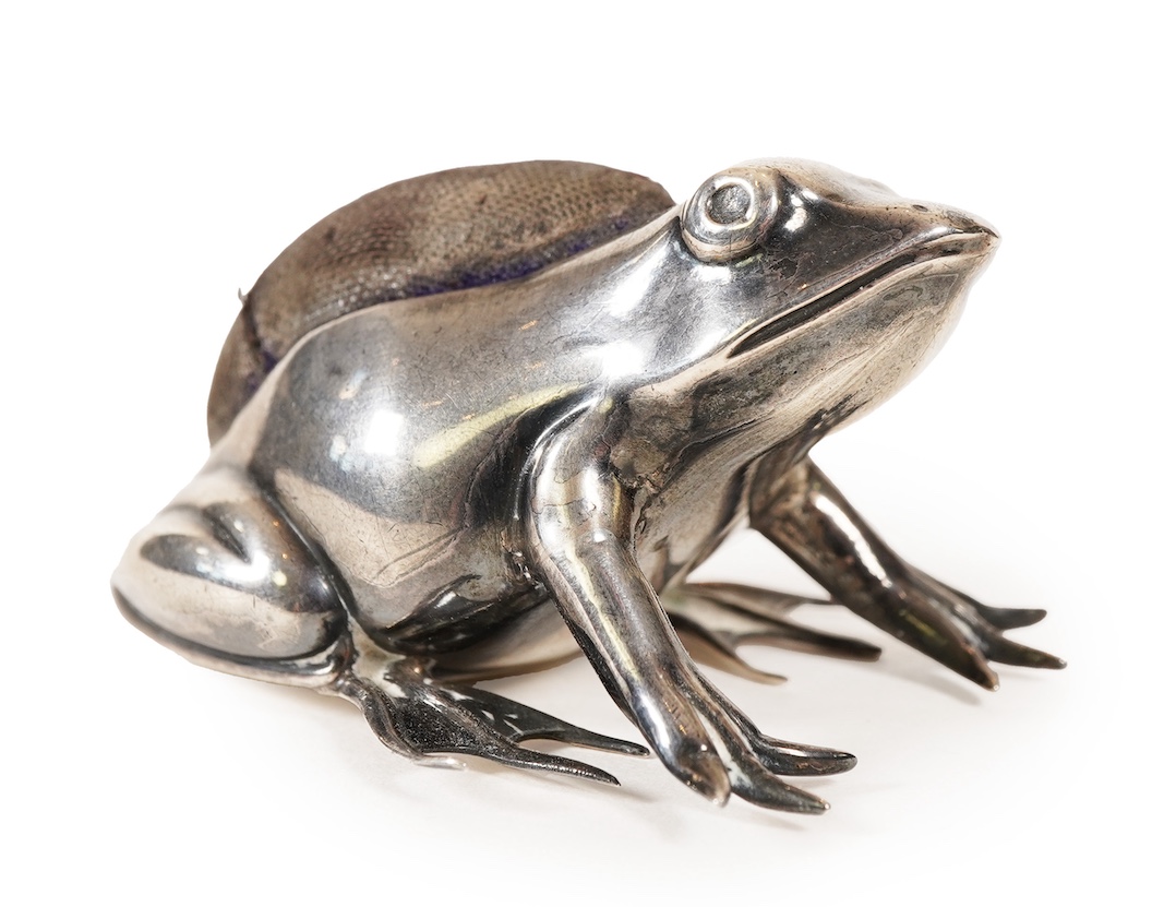 A George V novelty silver mounted pin cushion, modelled as a frog, by Adie & Lovekin